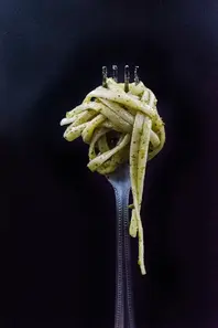 Aromatisches Mandel-Koriander-Pesto, eine cremige Mischung aus Mandeln, frischem Koriander und aromatischen Gewürzen.